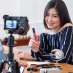 Mujer emprendedora vendiendo cosméticos desde casa, mostrando productos de belleza y gestionando su negocio online.