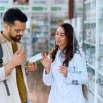 Farmacia en Barcelona con atención personalizada, farmacéutico asesorando a un cliente sobre medicamentos y bienestar