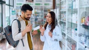 Farmacia en Barcelona con atención personalizada, farmacéutico asesorando a un cliente sobre medicamentos y bienestar