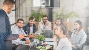Sesión de coaching profesional en equipo orientada al desarrollo del liderazgo y el rendimiento laboral