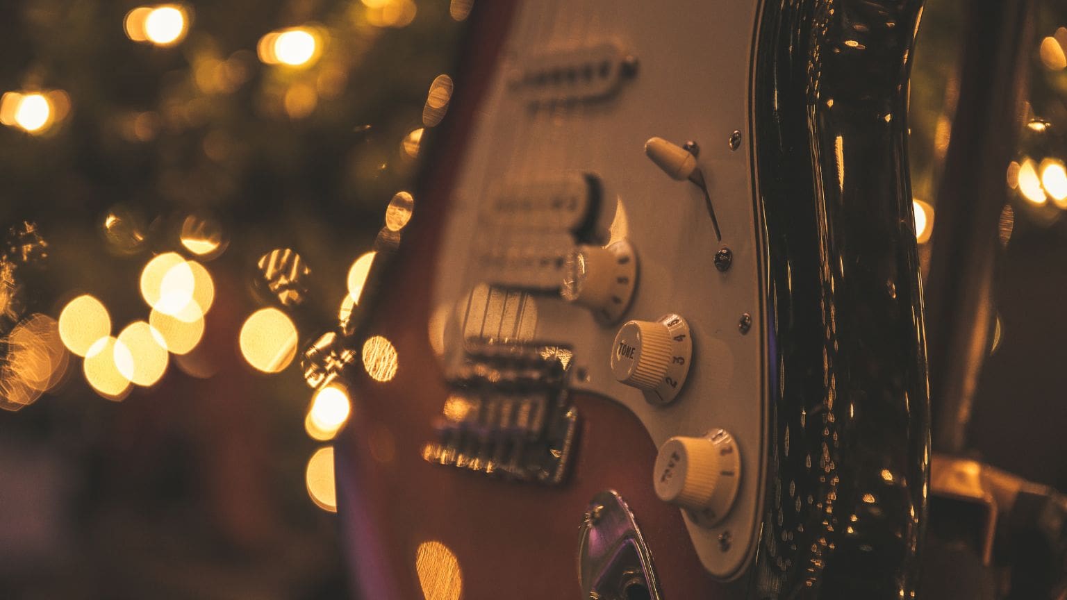 Guitarra eléctrica personalizada con acabados únicos y modificaciones en pastillas, mástil y hardware, reflejando el estilo del músico.