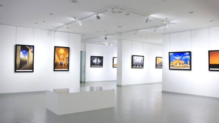 Exposición de arte contemporáneo con obras exclusivas y visitantes en una galería moderna.