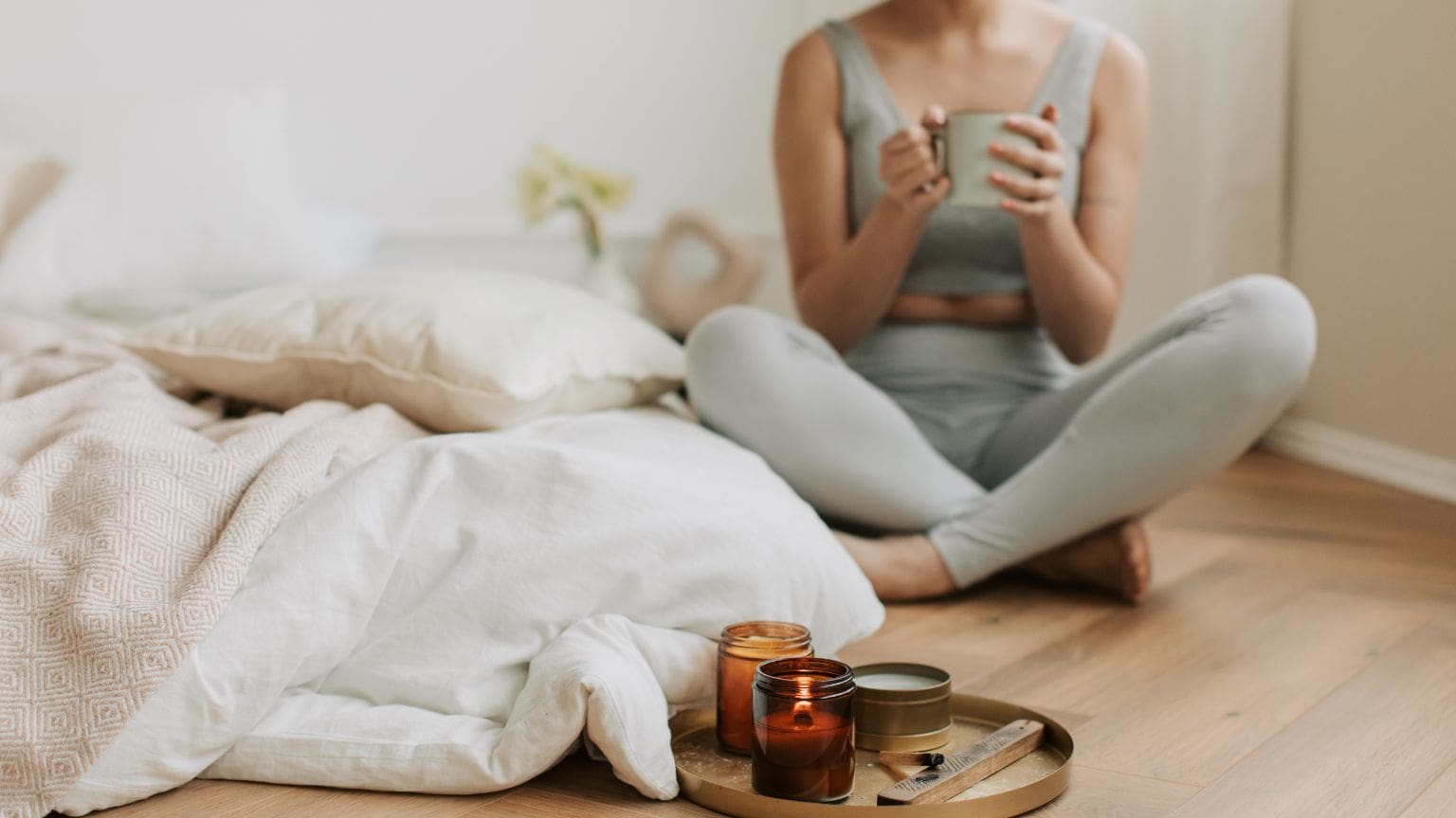 Velas aromáticas encendidas en un ambiente relajante, ideales para rituales energéticos, aromaterapia y bienestar espiritual.