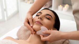 Mujer relajada recibiendo un tratamiento facial en un centro de estética avanzada para rejuvenecer y mejorar la piel.