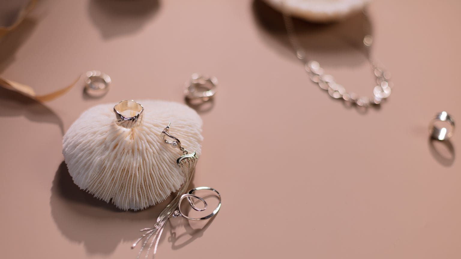 ¿Cómo las joyas de autor transforman cualquier outfit?