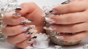 Uñas acrílicas con durabilidad, resistencia y nail art.