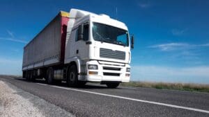 ¿Qué ventajas ofrece el transporte de mercancías por carretera?