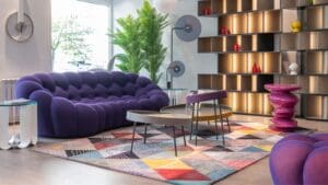 Sala decorada con alfombra kilim artesanal en estilo bohemio contemporáneo