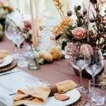 Decoración de boda elegante con bajo presupuesto en estilo rústico al aire libre.