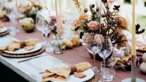 Decoración de boda elegante con bajo presupuesto en estilo rústico al aire libre.