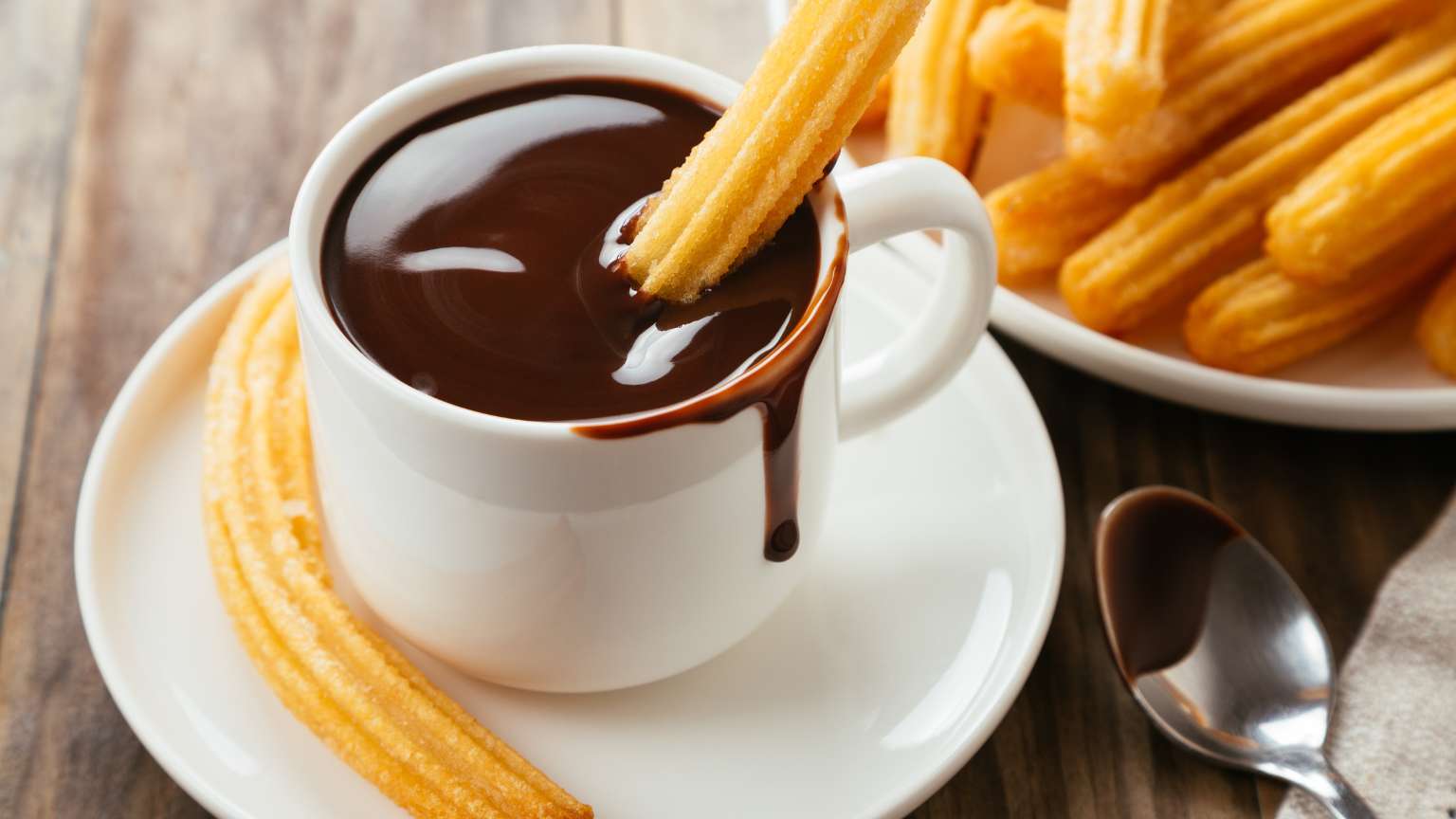 Guía definitiva para disfrutar de los mejores churros con chocolate en Barcelona