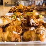 Cafetería en Valencia con bollería artesanal fresca y café de especialidad en un ambiente acogedor.