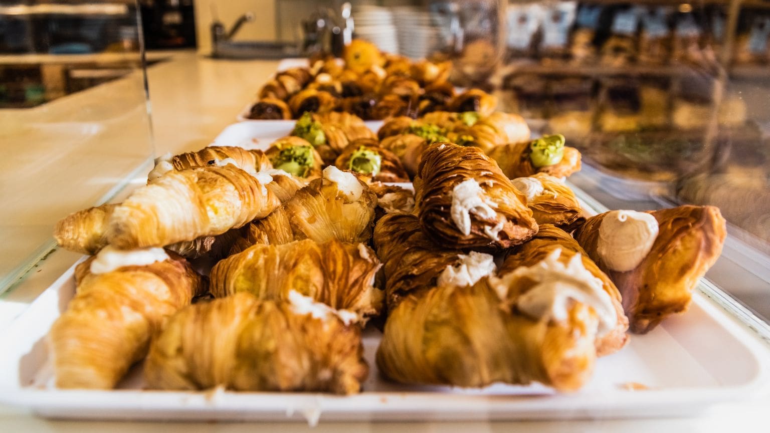 Cafetería en Valencia con bollería artesanal fresca y café de especialidad en un ambiente acogedor.