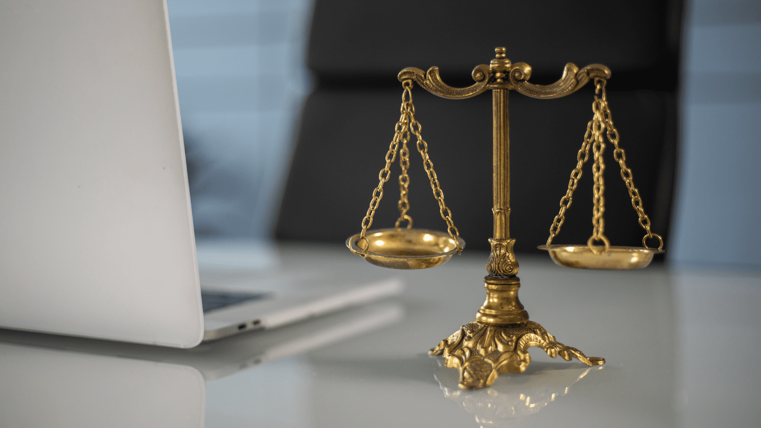 Escritorio profesional con estatua de la justicia en despacho de abogados en Toledo