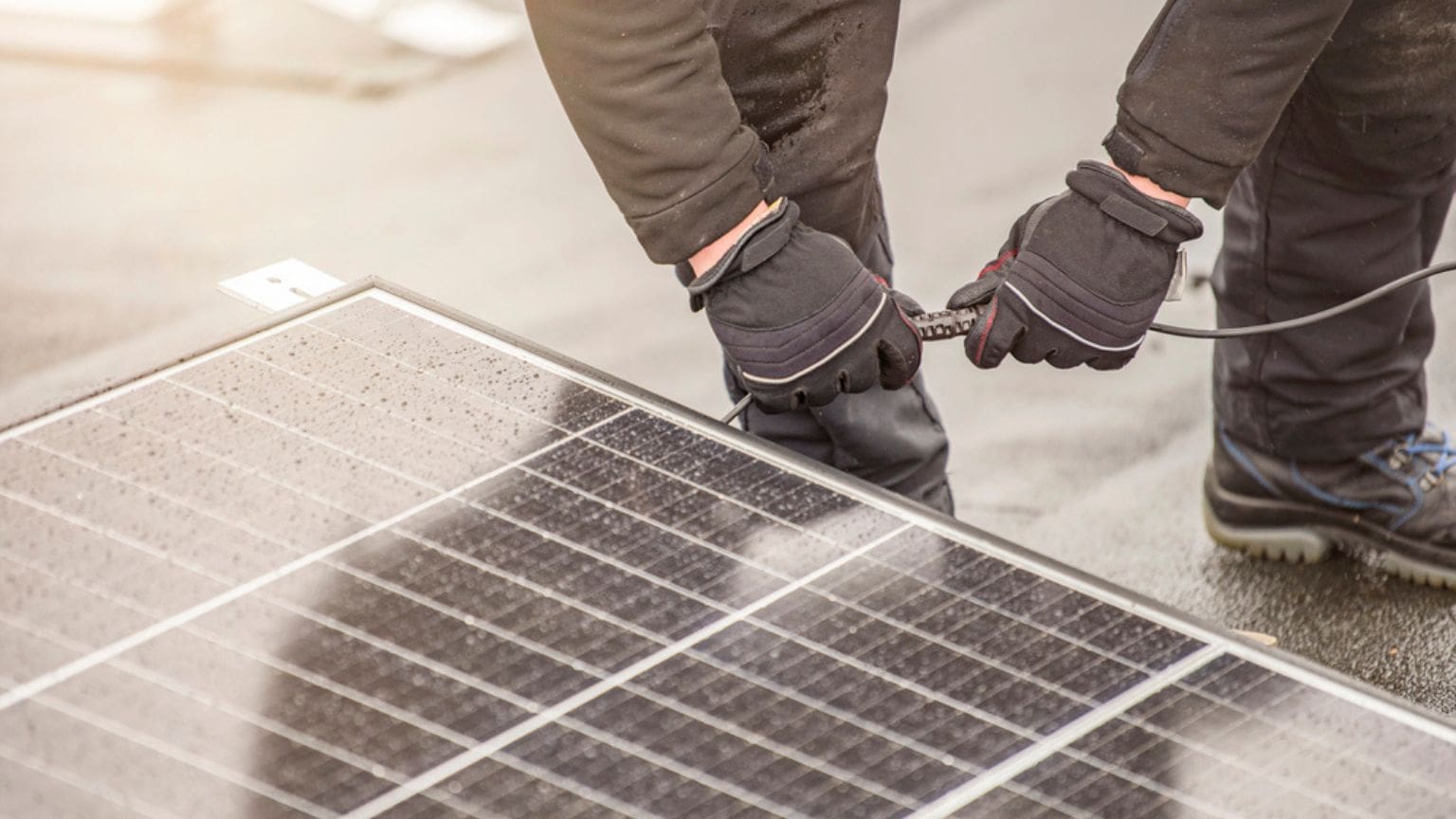 Técnico instalando panel solar en una vivienda en España.