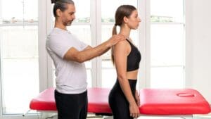 Evaluación postural con fisioterapia preventiva para detectar desequilibrios antes de que aparezca el dolor.