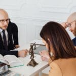 Abogado explicando los servicios legales disponibles a un cliente durante una consulta profesiona