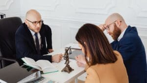 Abogado explicando los servicios legales disponibles a un cliente durante una consulta profesiona