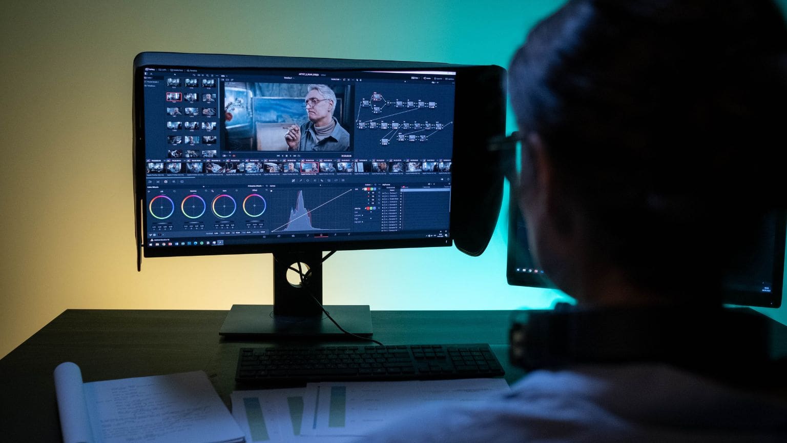 Ilustración de diferentes tipos de contenido audiovisual: grabación, edición, animación y fotografía en estudio creativo.