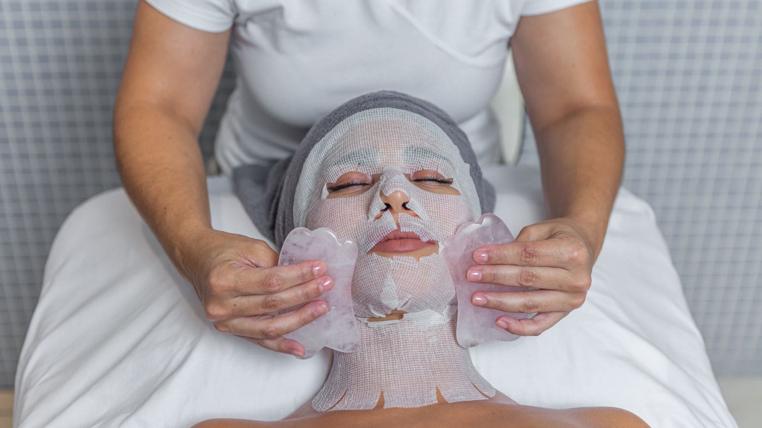 Mujer recibiendo tratamiento facial profesional en centro de estética, ideal para hidratar, rejuvenecer o limpiar el rostro según el tipo de piel.