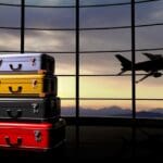 Viajero embalando maleta en aeropuerto para viaje internacional seguro.