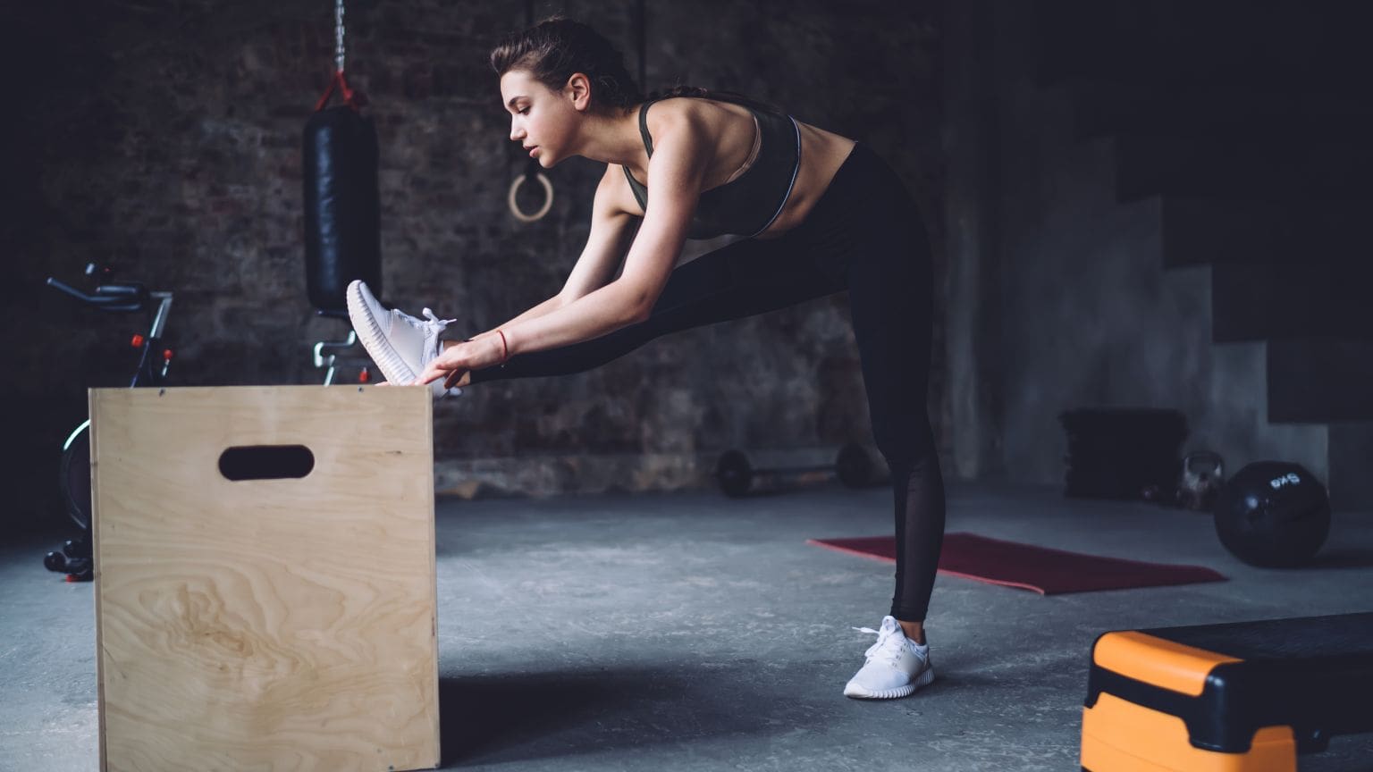 Mujer usando ropa deportiva premium en tonos neutros ideal para combinar comodidad y estilo en cualquier momento del día