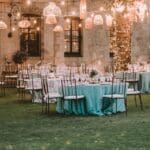 Montaje de evento al aire libre en finca con mobiliario y decoración elegante, representando el alquiler de espacios para celebraciones privadas.