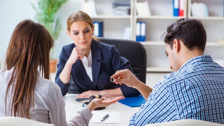 Pareja consultando con un abogado durante un proceso de separación legal en un entorno profesional y neutral.