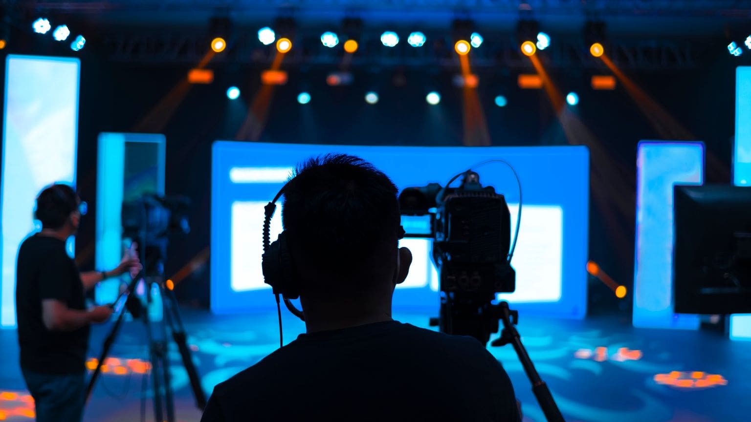 Equipo de una productora audiovisual grabando vídeo profesional en un set de rodaje.
