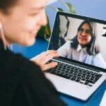 Equipo internacional conectado por videollamada como parte de una estrategia de reclutamiento global y contratación internacional