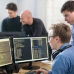 Equipo de empresa utilizando software PDF para empresas en oficina moderna.