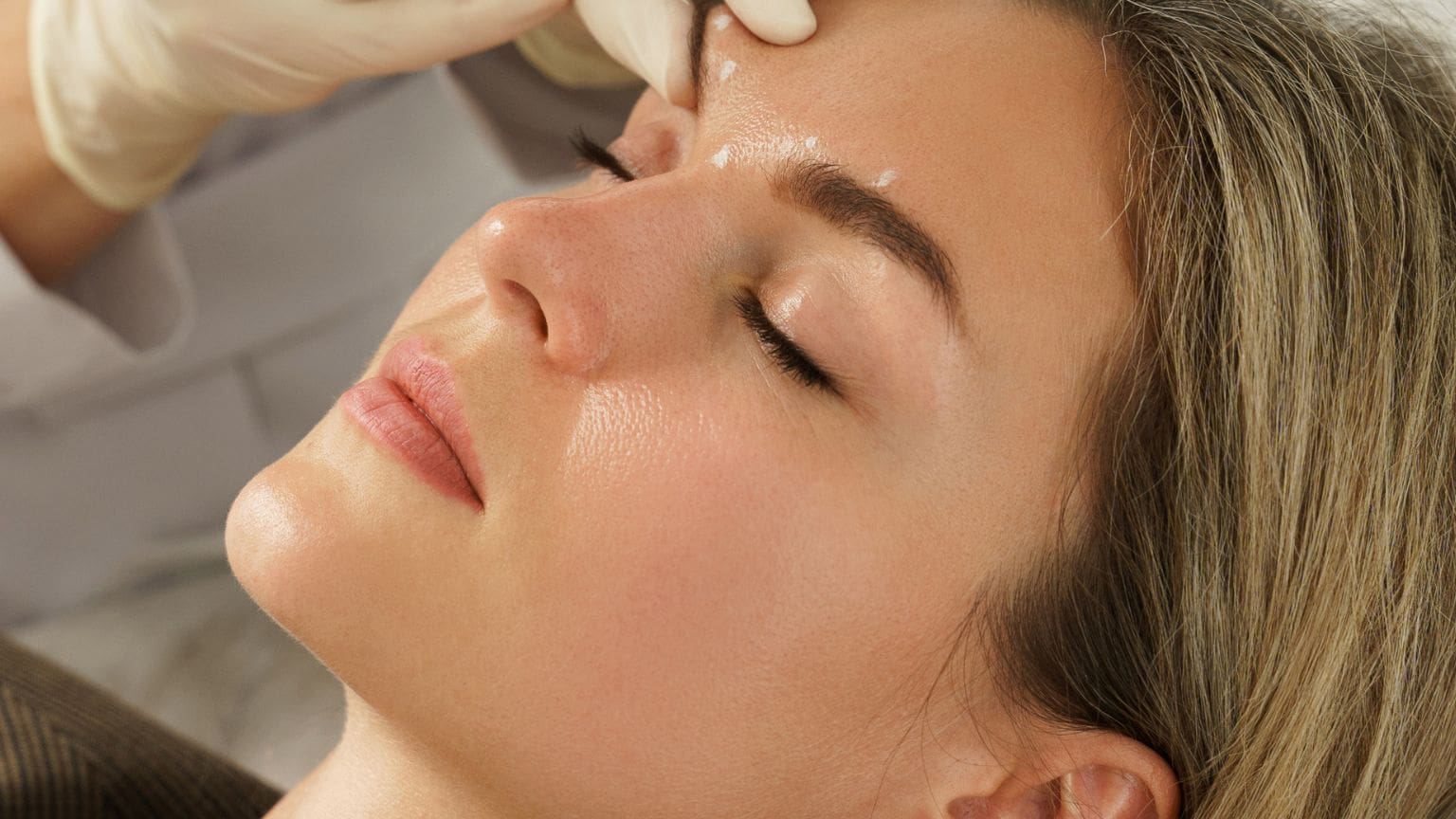 Mujer recibiendo tratamiento facial en clínica estética sin cirugía para rejuvenecer el rostro de forma natural.