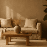 Diseño interior minimalista de lujo con luz natural suave, mobiliario artesanal en madera clara, textiles naturales y decoración boho. Un espacio que transmite calma, equilibrio y conexión emocional.
