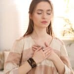 Persona en sesión de terapia Gestalt en ambiente relajante con luz cálida en Madrid