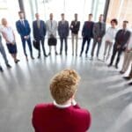 Líder empresarial guiando a su equipo en un entorno de cambio organizacional, destacando el poder del coaching ejecutivo para afrontar la incertidumbre.