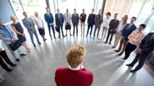 Líder empresarial guiando a su equipo en un entorno de cambio organizacional, destacando el poder del coaching ejecutivo para afrontar la incertidumbre.