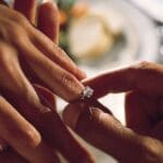 Anillo de compromiso elegante en exhibición, simbolizando amor y compromiso duradero.