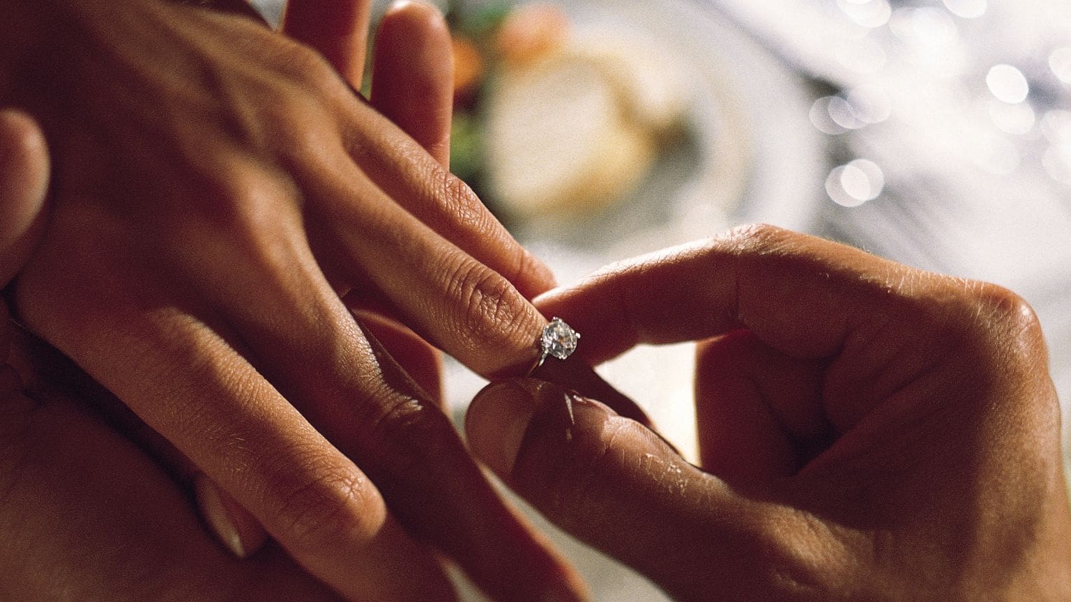 Anillo de compromiso elegante en exhibición, simbolizando amor y compromiso duradero.