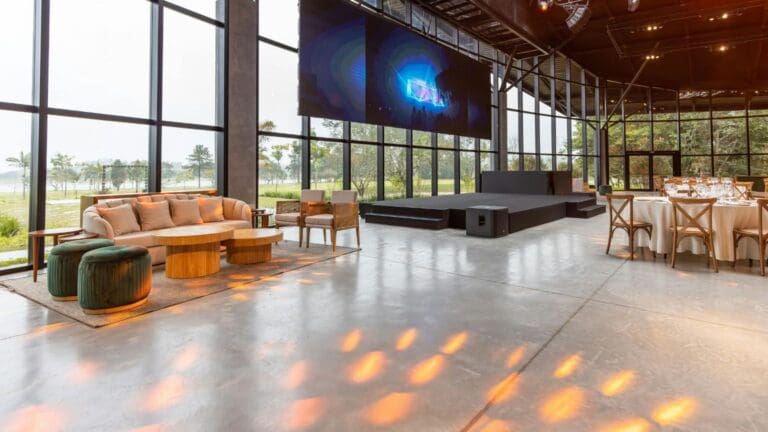 Técnicos instalando servicios audiovisuales en un evento con sonido e iluminación profesional