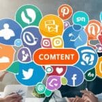 Equipo planificando estrategia de contenido para redes sociales en oficina, con calendario editorial y métricas de engagement sobre la mesa.