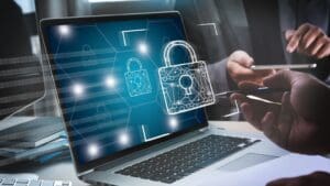 Protección informática empresarial con firewall y medidas de ciberseguridad avanzadas para evitar ataques informáticos.