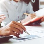 Optimización de consumo energético en hogares y empresas mediante instalación eléctrica y sistemas de climatización eficientes