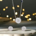 Joyas artesanales de oro y plata junto a piezas producidas en masa en fondo neutro