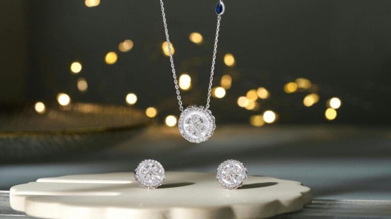 Joyas artesanales de oro y plata junto a piezas producidas en masa en fondo neutro