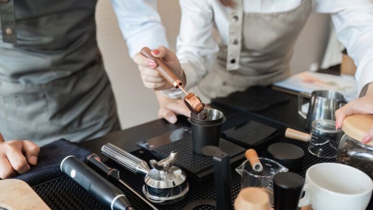 Barista preparando café de especialidad con granos recién tostados para una experiencia auténtica de compra online