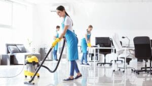 Equipo de una empresa de limpieza profesional realizando servicios en oficinas con resultados eficientes y visibles.