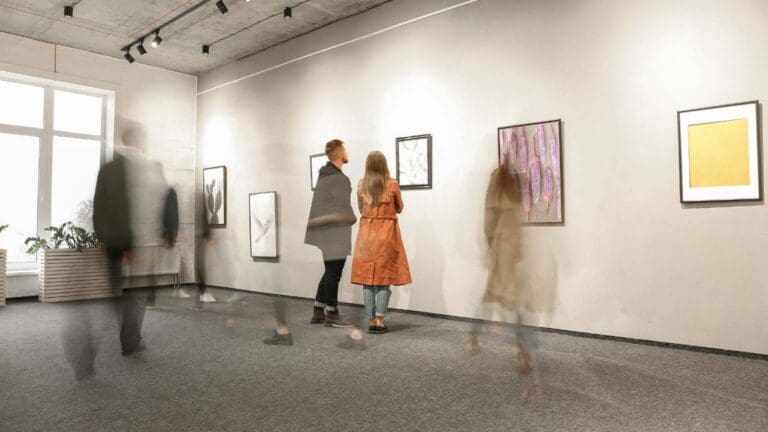 Escultura contemporánea minimalista expuesta en una galería de arte conceptual española