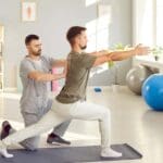 Paciente recibe fisioterapia deportiva en clínica moderna para recuperación física personalizada en Tres Cantos
