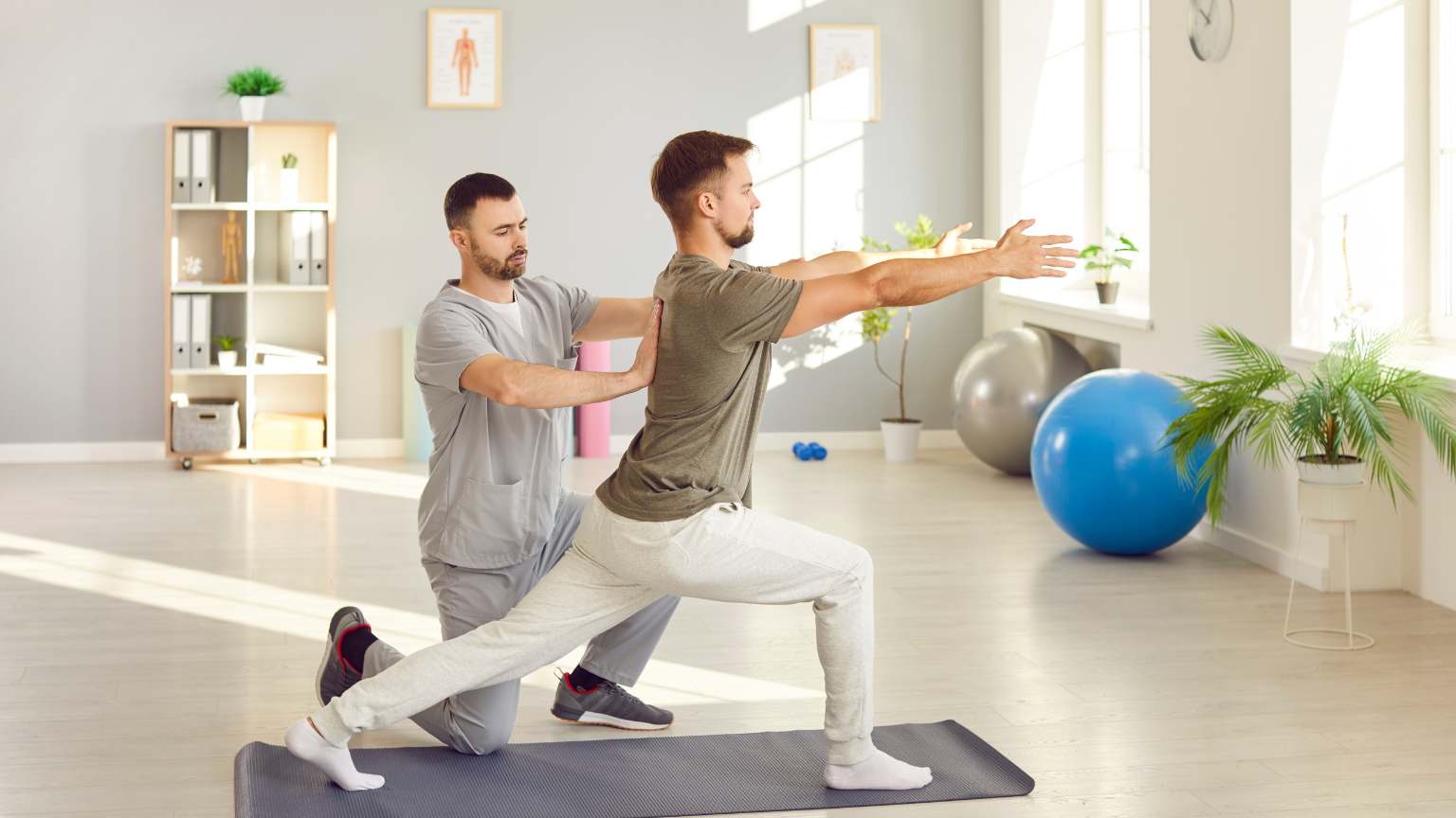 Paciente recibe fisioterapia deportiva en clínica moderna para recuperación física personalizada en Tres Cantos
