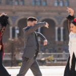 Mujer aprendiendo a bailar flamenco en un estudio de danza en Sevilla con traje tradicional